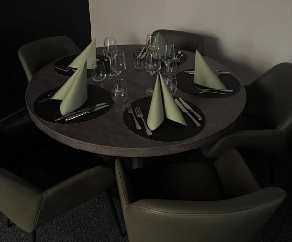 restaurant Namaste-Alps Table ronde pour 5 personnes. Serviettes et chaise vert Olive