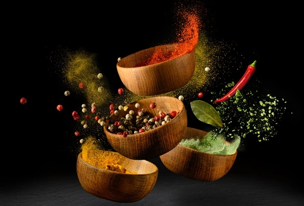 Bols de différentes épices colorées indiennes
